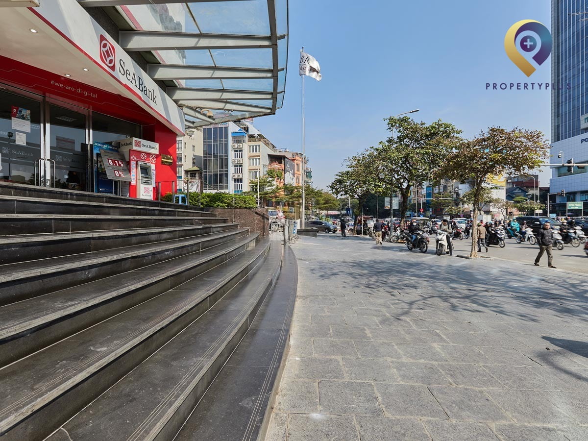 Main entrance and lobby area of Oriental Tower office building - hình ảnh từ Property Plus